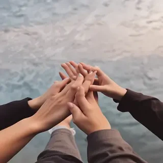 couple holding hands aesthetic