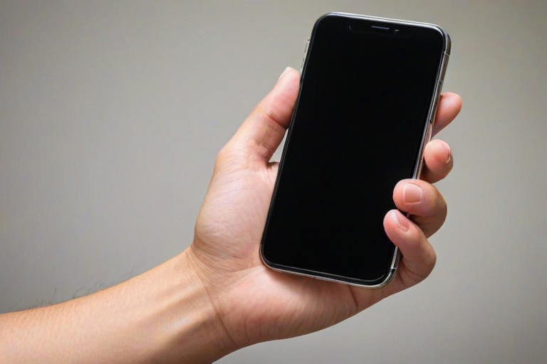 hand holding a phone
