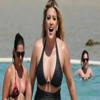 Kelly Clarkson in bikini