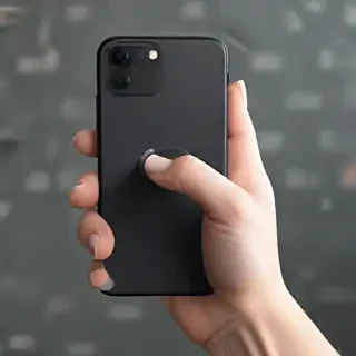 hand holding a phone