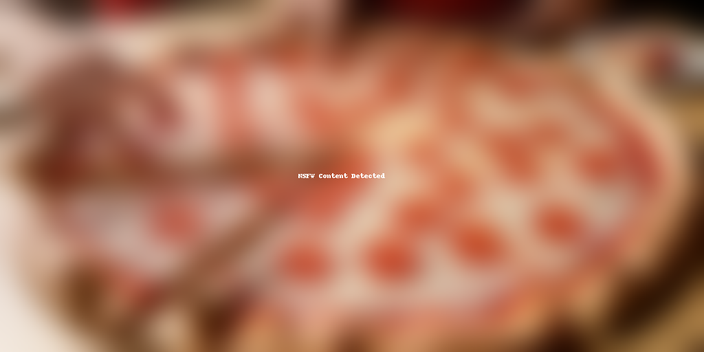 how many slices is in a large pizza hut pizza