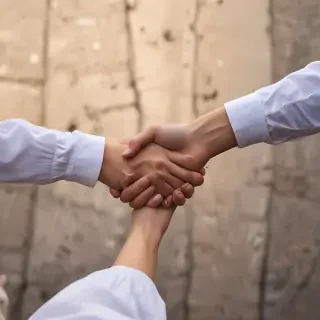 couple holding hands aesthetic
