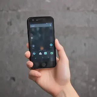 hand holding a phone