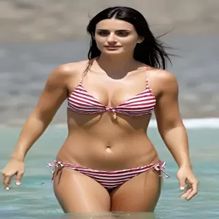 Pen�lope Cruz in bikini