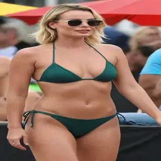 Margot Robbie in bikini