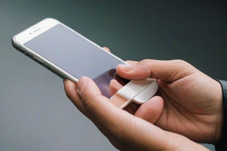 hand holding a phone