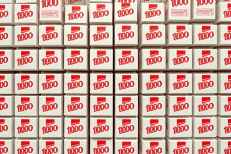 Generate an image of a grid pattern featuring red and white snack boxes labeled "1000," with 4 rows and 4 columns, using a high-resolution camera at 24mm focal length, f/8 aperture, ISO 100, top-down view, in a brightly lit environment.