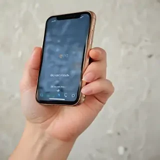 hand holding a phone