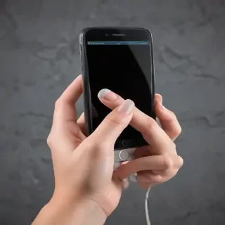 hand holding a phone